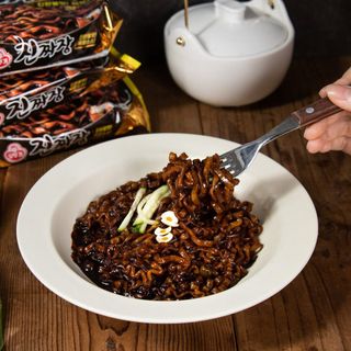 [Thùng 20 Gói] Mì Trộn Xốt Tương Đen Jin Jjajang Ramen Ottogi 135g