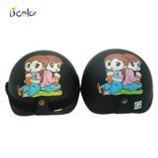 Mũ bảo hiểm 1/2 thời trang B'color hình cặp đôi Trà sữa mầu đen gắn lưỡi trai. Giá sỉ - giá bán buôn