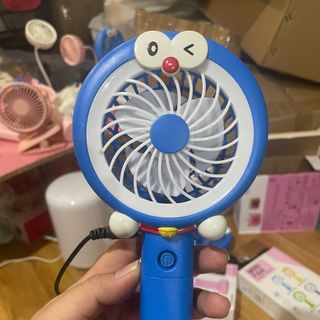 Quạt mini led trắng hình mon xanh