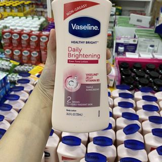 Sữa dưỡng thể Vaseline màu hồng mẫu mới 725ml ( Trắng sáng da )