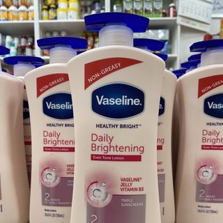Sữa dưỡng thể Vaseline màu hồng mẫu mới 725ml ( Trắng sáng da )