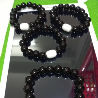 Chuỗi đeo tay màu đen
