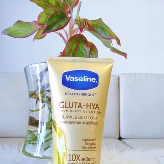 Sữa Dưỡng Thể Vaseline Healthy Bright Gluta HYA Serum 10X Thái Lan 330ml