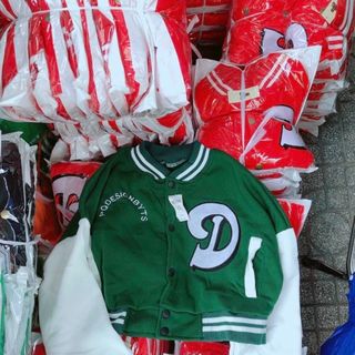 Áo khoác nỉ nút kiểu crotop lửng logo thêu chữ D