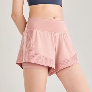 Quần tập gym ngắn co giãn, vải thoáng mát tạo cảm giác thoải mái khi tập