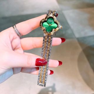 Đồng hồ van clesl apessl lắc tay