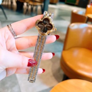 Đồng hồ van clesl apessl lắc tay