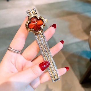 Đồng hồ van clesl apessl lắc tay