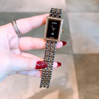 Đồng hồ gucccci07 lắc vuông