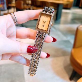 Đồng hồ gucccci07 lắc vuông