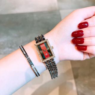 Đồng hồ gucccci07 lắc vuông