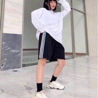 Quần đùi lửng, hất da cá xịn chạy 3 sọc phối sườn, form dưới 70kg có khoen dây luồng