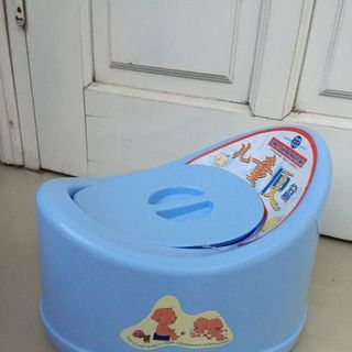Bô vệ sinh dáng thuyền cho bé yêu