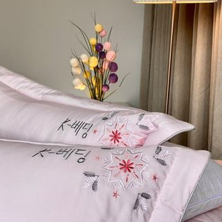 Bộ ga giường chần bông K-bedding By Everon Hồng Xám KMTS101 họa tiết thêu (4 món, không bao gồm chăn)