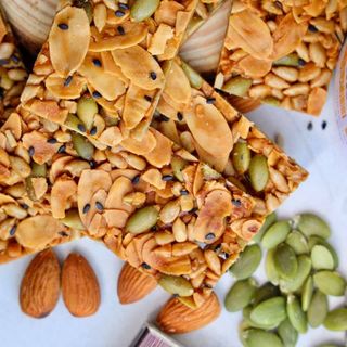 Bánh ngói hạnh nhân hạt bí mè đen 130g