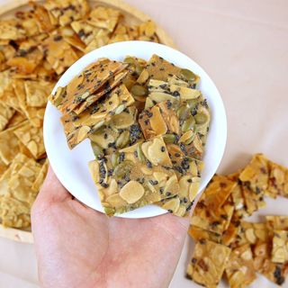 Bánh ngói hạnh nhân hạt bí mè đen 130g