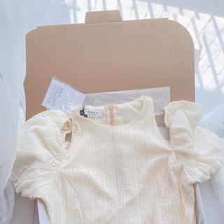 VÁY REN CỔ YẾM KHOÉT VAI