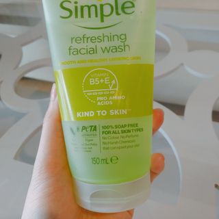 Sữa rửa mặt dịu nhẹ cho da nhạy cảm Simple Refreshing Facial Wash 150ml
