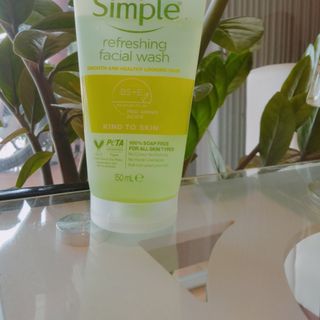 Sữa rửa mặt dịu nhẹ cho da nhạy cảm Simple Refreshing Facial Wash 150ml