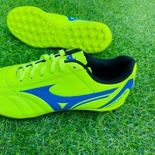 Giày đá bóng cỏ nhân tạo