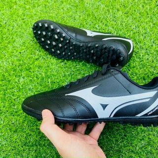 Giày đá bóng cỏ nhân tạo