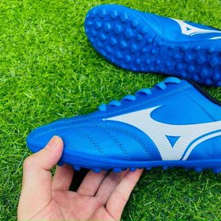 Giày đá bóng cỏ nhân tạo