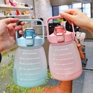 BÌNH NƯỚC 1,2 CÓ VẠCH BÁO GIỜ KÈM STICKER 2D, ỐNG HÚT, DÂY ĐEO giá sỉ