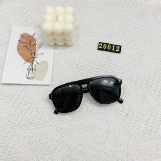 Mẫu Kính V GentMonter “Thương Em “ cốt kim loại chốt nhanh