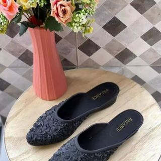 dép sục mủ hoa hồng nổi