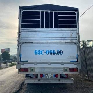Biển số và logo inox sáng bóng.