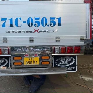 Biển số và logo inox sáng bóng.