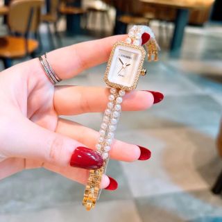 Đồng hồ chanelngoc lắc vuông