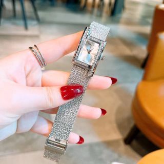 Đồng hồ verrrsacees vuông lưới mới