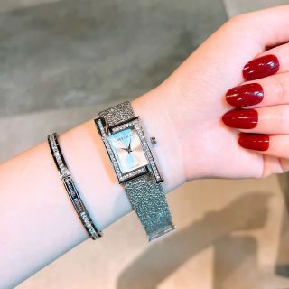 Đồng hồ verrrsacees vuông lưới mới
