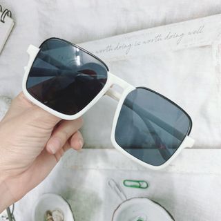 Kính vuông gọng nhựa