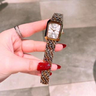 Đồng hồ rolexvuong mới