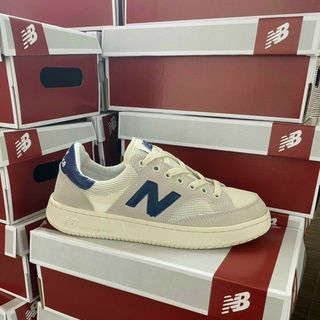 Giày sneaker