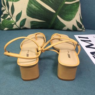 Sandal nữ gót vuông quai dây xỏ ngón màu nâu CG0045