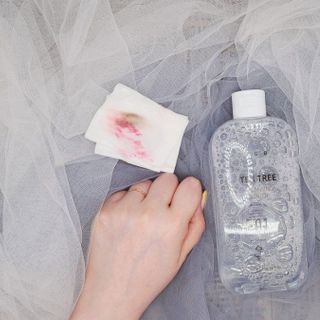 Nước tẩy trang làm sạch và giảm mụn S.O.B Tea Tree Cleasing Water