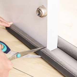 Xốp chắn khe cửa chống bụi, côn trùng, thoát khí lạnh
