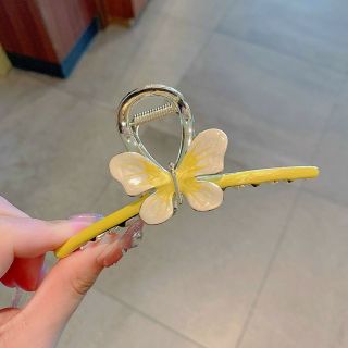 Kẹp bươm bướm chính giữa