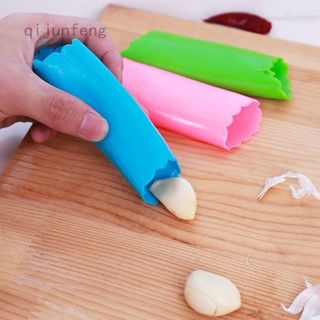 Dụng cụ bóc vỏ tỏi siêu nhanh