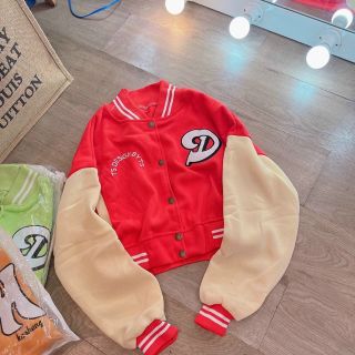 Áo khoác nỉ nút ( bomber) kiểu crotop lửng toàn bộ logo thêu chữ D