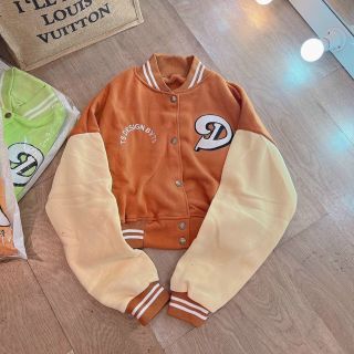 Áo khoác nỉ nút ( bomber) kiểu crotop lửng toàn bộ logo thêu chữ D