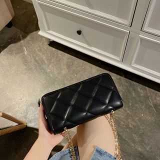 Ví cầm tay có dây đeo chéo hàng hiệu giá rẻ bất ngờ