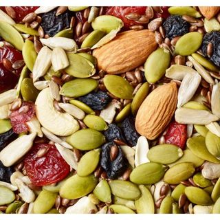 Hạt Mix 6 Loại Nhân Macca Úc, Óc Chó Vàng Mỹ, Hạnh Nhân Mỹ Sấy, Điều Rang Mộc, Nho Khô 3 Màu Chile, Hạt Bí Xanh - 100g