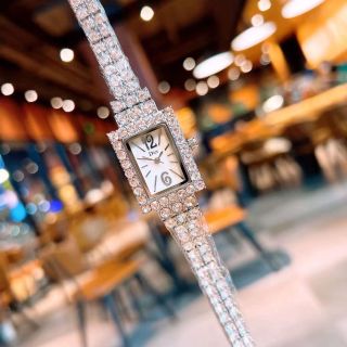 Đồng hồ diorrr đá vuông lắc mới