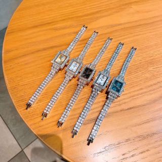 Đồng hồ diorrr đá vuông lắc mới