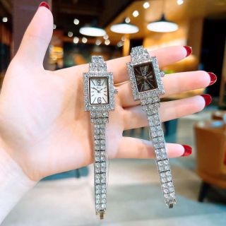 Đồng hồ diorrr đá vuông lắc mới