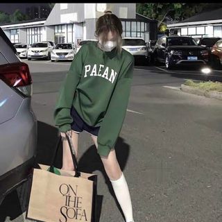 Áo sweater màu xanh rêu in PAEAN đẹp